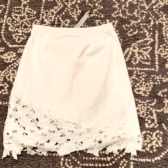 🌼🌼NWT Elie Tahari Sheba Pleated and Embroidered Flower Mini Skirt, Size 4 - Picture 2 of 8